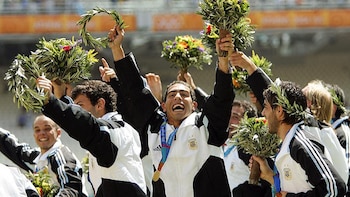 2004: Bajo la conducción de Marcelo Bielsa, la Selección de fútbol consiguió en Atenas su primera medalla olímpica de oro. Cuatro años más tarde, en Beijing, repitieron la gesta