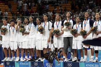 2004: En los Juegos Olímpicos de Atenas, y con Emanuel Ginóbili como abanderado, la Selección de básquet cosechó la medalla de oro al vencer en la final a Italia. En semifinal, el conjunto dirigido por Rubén Magnano dio el gran golpe al eliminar a Estados Unidos, un equipo formado por las estrellas de la NBA