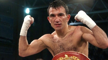 2009: El boxeador chubutense Omar Narváez derrotó por nocaut a Rayonta Whitfield y se alzó con el título mosca. Con ese logro superó la marca de su compatriota, Carlos Monzón, quién había realizado 14 defensas del título consecutivas