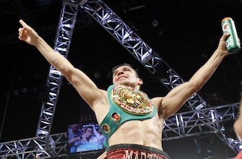 2012: Sergio “Maravilla” Martínez se impone ante el mexicano Julio César Chávez, por decisión unánime, en 12 asaltos, y se alza con el título del Consejo Mundial de Boxeo (CMB). Su triunfo generó una nueva atracción del público argentino por el deporte de los puños. En el 2013 defendió su título ante una multitud en el estadio de Vélez. Venció al inglés Martin Murray (Reuters)