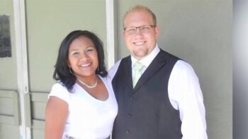 Joshua Holt junto a su