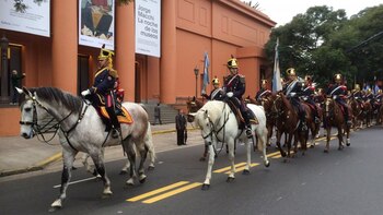 La caballería, frente al Museo