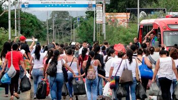Miles de venezolanos cruzan a
