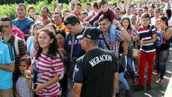 Un agente de Migración custodia