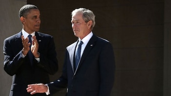 Barack Obama finaliza su gira por Europa y viajará a Dallas para un acto oficial junto con George W. Bush (Archivo)