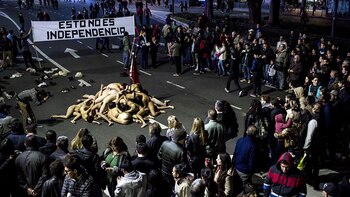 Cuerpos desnudos e inmóviles sobre