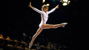 La gimnasta rumana Nadia Comaneci logró el primer 10 perfecto en la historia de los Juegos Olímpicos, en Montreal 1976