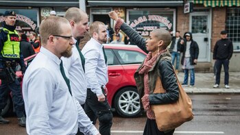 Tess Apslund levanta el puño frente a una manifestación neonazi en Suecia en mayo pasado