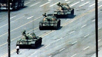 Un hombre frente a los tanques del Ejército chino en la Plaza de Tiananmen, en 1989