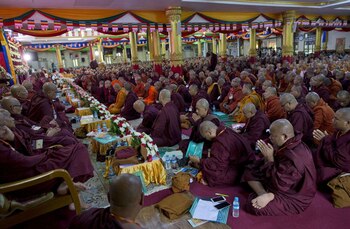 Monjes budistas nacionalistas participan de