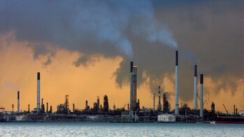 Refinería de petróleo (Reuters)