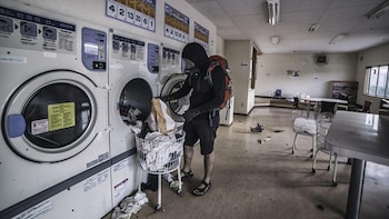 En una lavandería, el joven