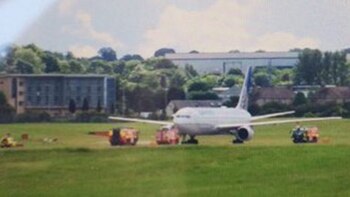 El vuelo UA2081 de la compañía United Airlines volvió a su aeropuerto de origen, en Edimburgo, donde lo esperaban los servicios de emergencia (Twitter)