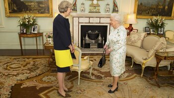 La reina es quien debe