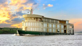 El lujoso Amazon Discovery fue asaltado por un grupo de piratas de río