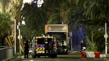 En Niza, un camión arrolló