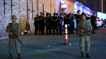 Los argentinos, entre el terror y la incertidumbre por el golpe (Reuters)