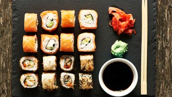 Bendito roll: el salmón es un ingrediente central para el sushi que se consume en el país (Shutterstock)