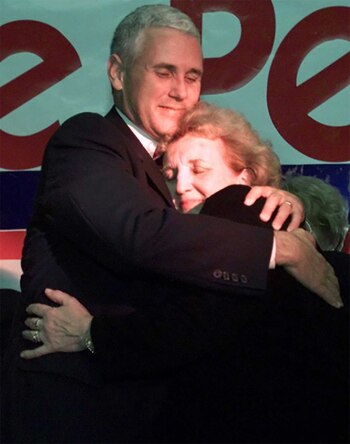Mike Pence abraza a su