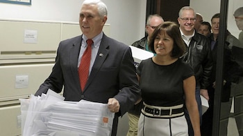 Pence, junto a su esposa,