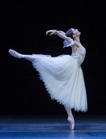 La bailarina comparte escenario con