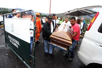 Un ataud vacío es trasladado