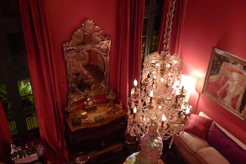 Paredes rojas, cortinas de terciopelo