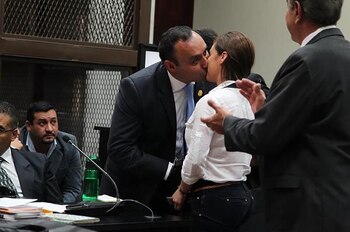 Byron Lima besa a su novia, Alejandra Reyes, durante una audiencia (Prensa Libre)