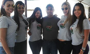 Byron Lima, junto a un grupo de modelos gutamaltecas (Prensa Libre)