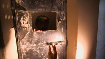 Un guía kurdo muestra al