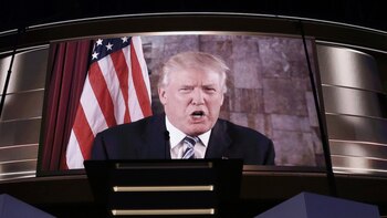 Trump participó brevemente y por