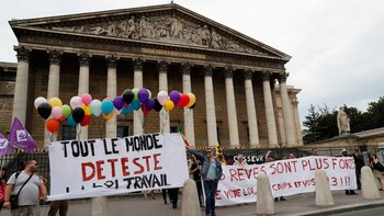 Manifestantes frente a la Asamblea Nacional