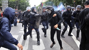 Durante meses hubo enfrentamientos entre activistas de izquierda y la policía para evitar la aprobación de la reforma