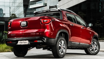 El portón trasero tiene doble