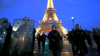 Operativo policial en las cercanías de la torre Eiffel (Reuters)
