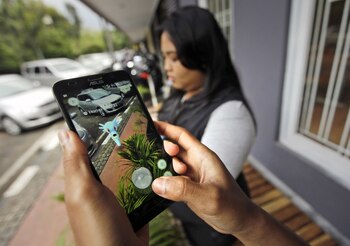 Usuarios jugando a Pokémon Go