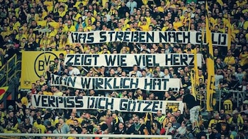 Hinchas del Borussia Dortmund despidieron