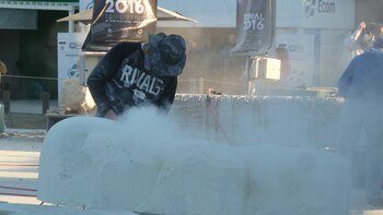 Un artista trabajando su bloque
