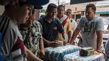 Los venezolanos buscan alimentos y