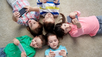 Los niños poseen teléfonos celulares