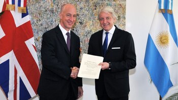 El embajador britanico Mark Kent
