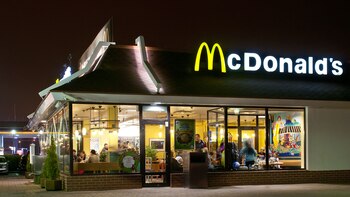 La cadena de hamburguesas planea,