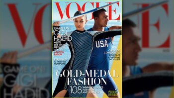 Gigi Hadid vestida por Versace