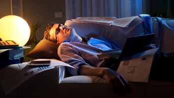 No dormir las horas necesarias rompe