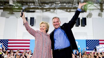 Hillary Clinton junto a su