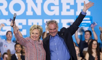 Abogado respetado, católico y con cominio del español, Kaine apela a diferentes electorados (AFP)