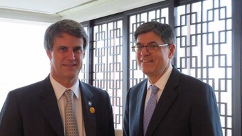 Alfonso Prat Gay junto al