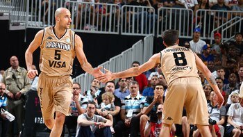 Laprovittola saluda a Manu en un partido de preparación antes de los Juegos (AFP)