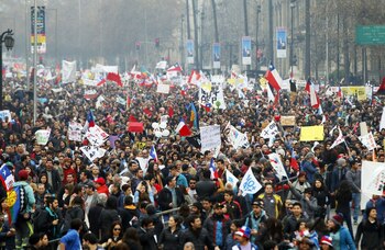 La marcha en contra de las AFP se realizó bajo un estricto operativo policial (EFE)