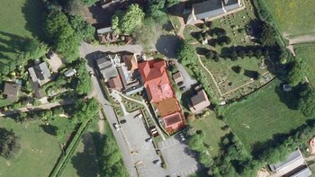 La mansión queda detrás de